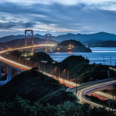 物流单号查询编辑坐在电脑前核对跨境包裹轨迹与承运商官方公告的侧拍照片
